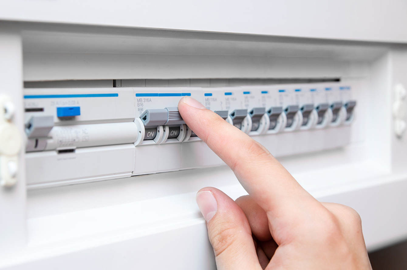 Elektro­installation bei Bechteler Elektrotechnik GmbH in Aying