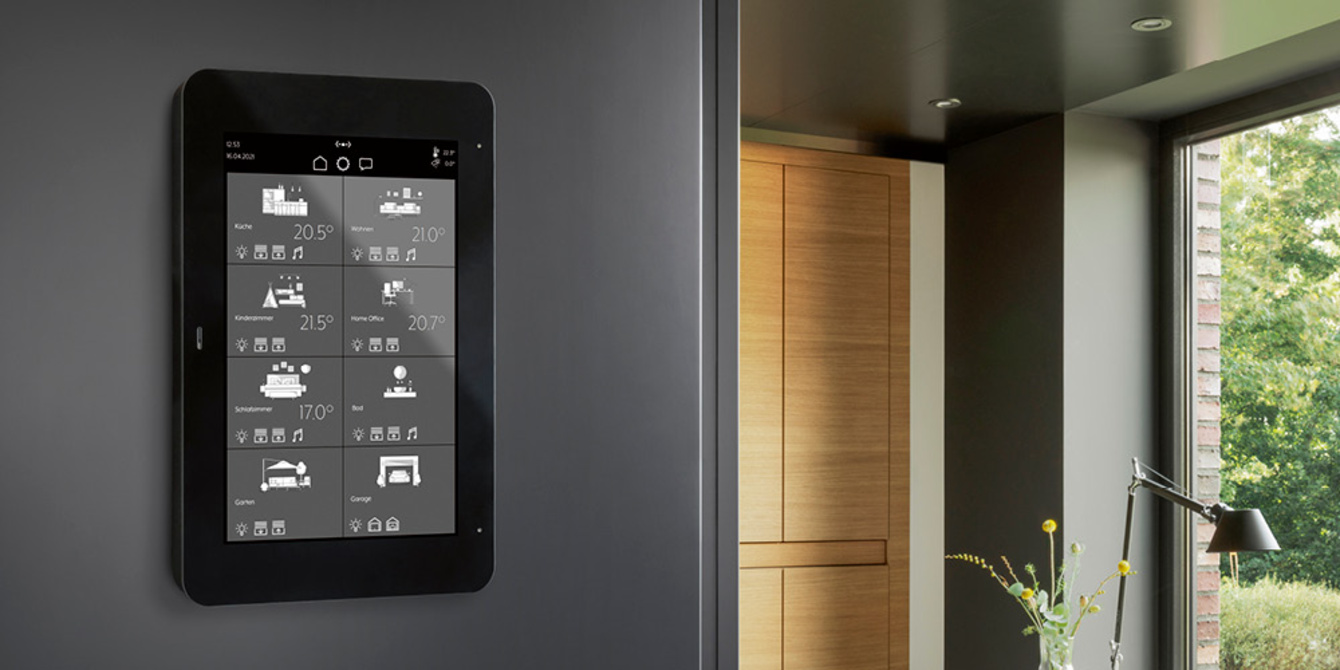 JUNG Smart Panel 8 bei Bechteler Elektrotechnik GmbH in Aying